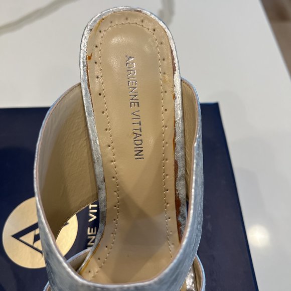 NIB Adrienne Vittadini Gunn Silver Metallic Snakeskin Sandals/Mules Size 8 1/2 - Picture 10 of 10